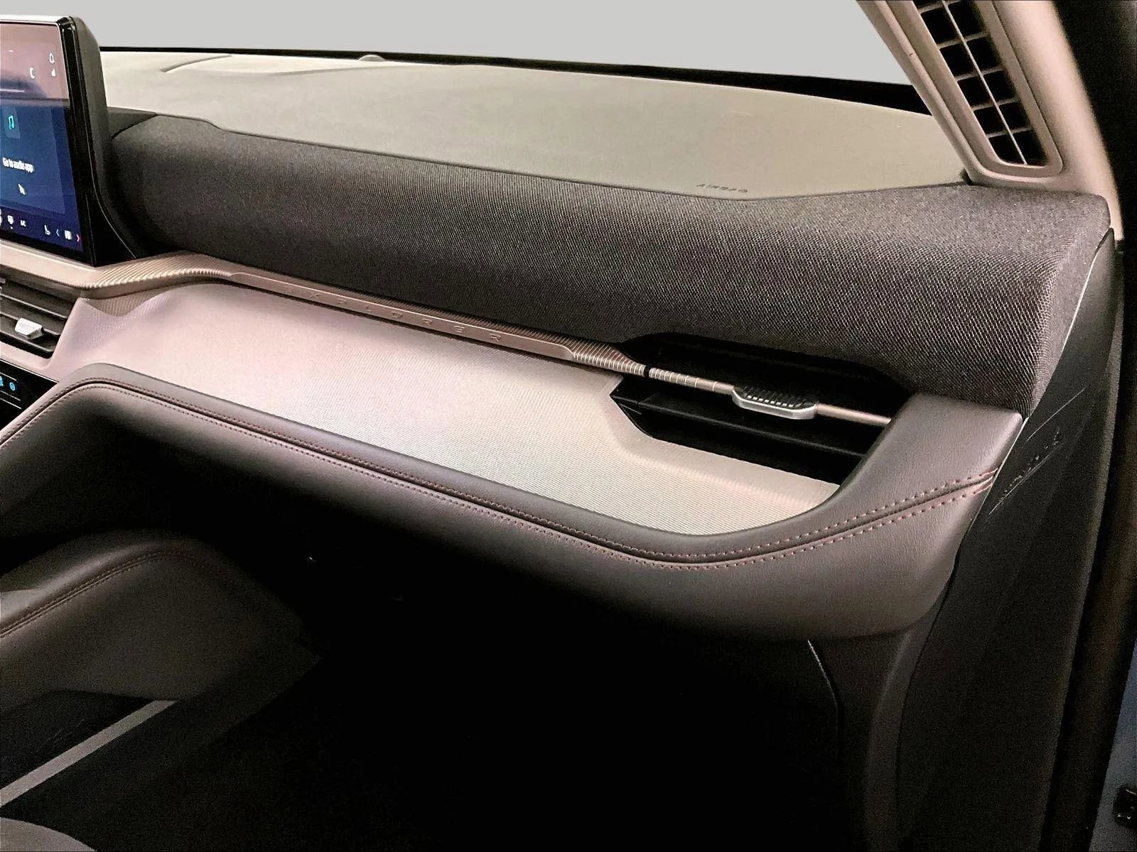 Certified 2025 Ford Explorer Active image 15