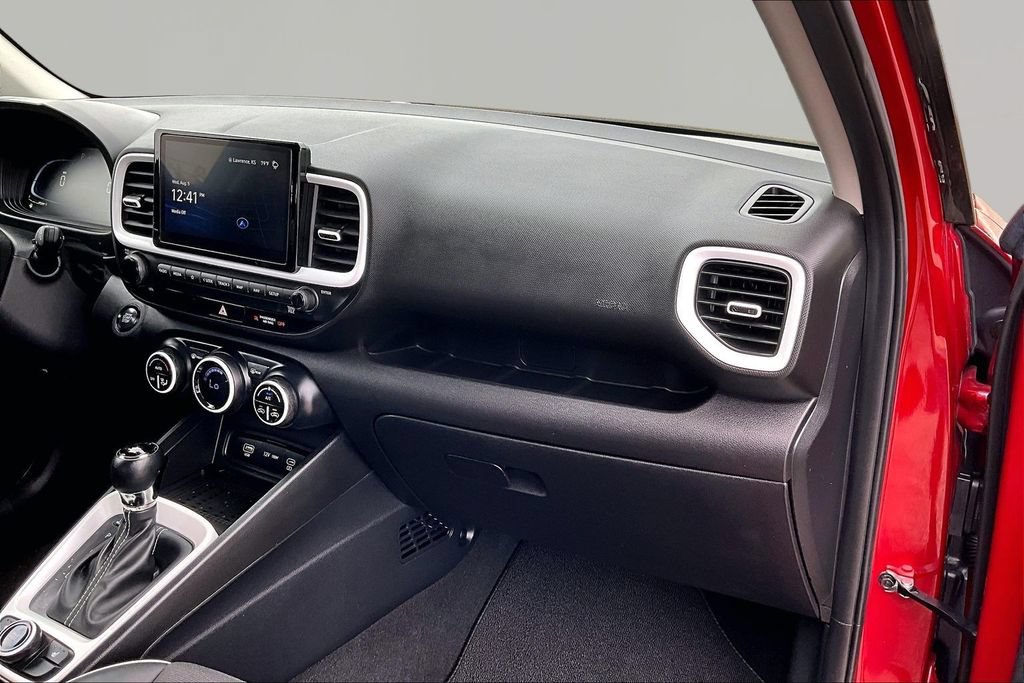 Used 2024 Hyundai Venue Limited FWD image 17
