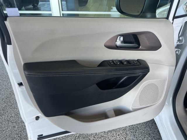 Used 2023 Chrysler Voyager LX FWD image 11