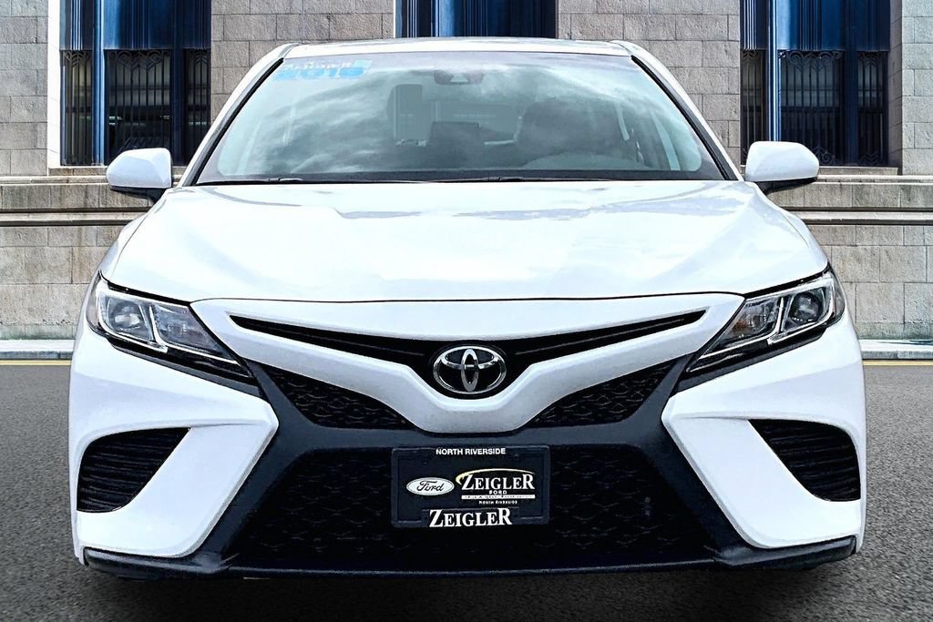 Used 2019 Toyota Camry SE FWD image 3