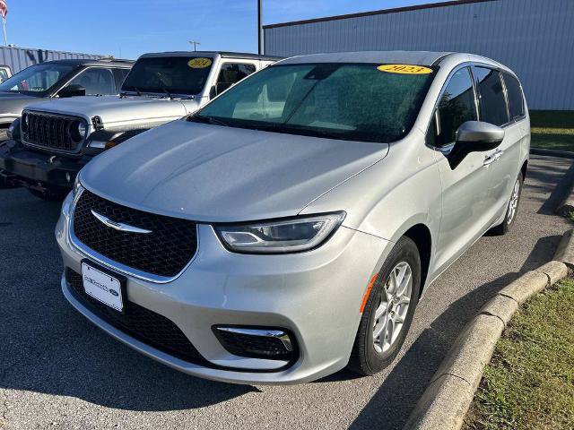 Used 2023 Chrysler Pacifica Touring-L FWD image 5