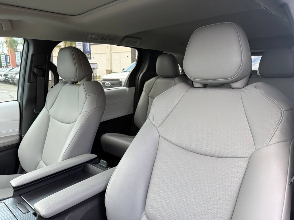 Used 2026 Toyota Sienna XLE FWD image 20
