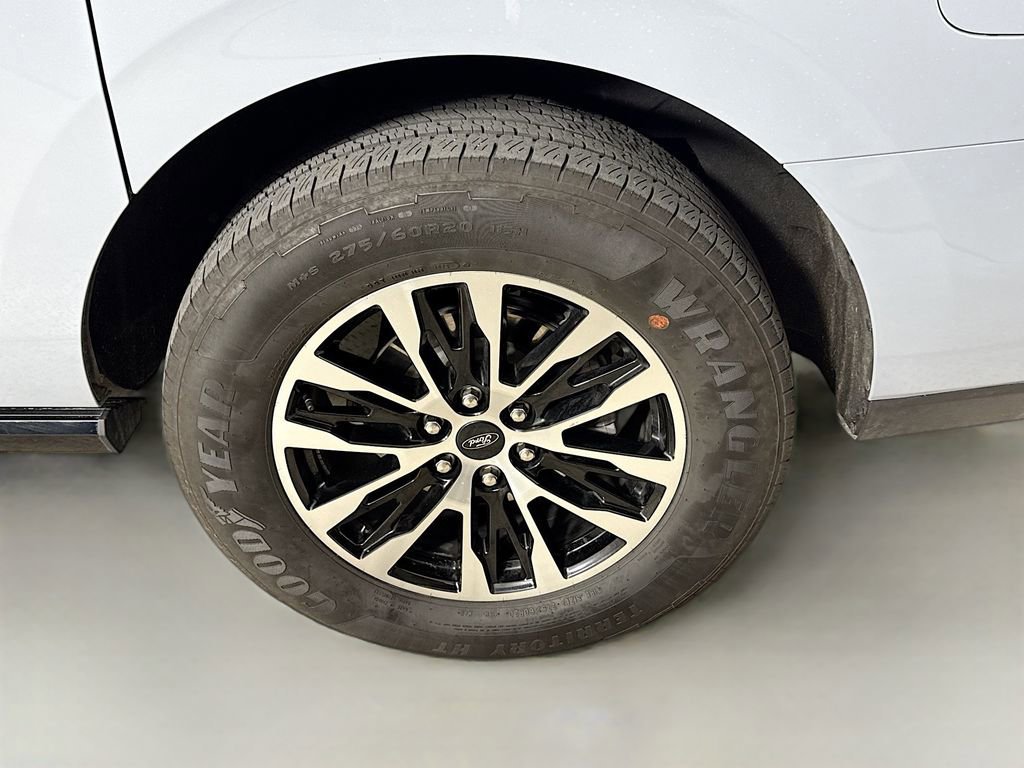 Certified 2025 Ford Expedition Max Platinum image 34