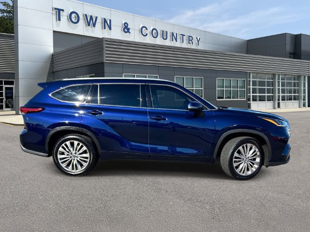 Used 2023 Toyota Highlander Platinum FWD image 2