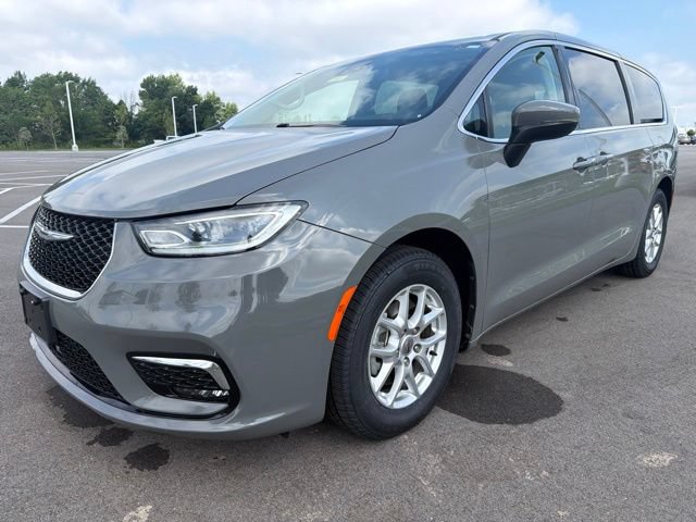 Used 2023 Chrysler Pacifica Touring-L FWD video 2