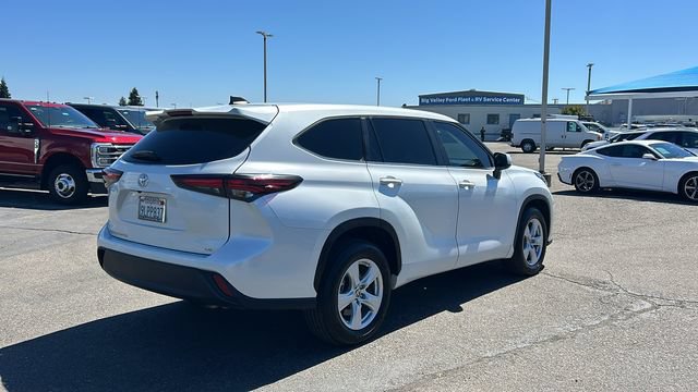 Used 2024 Toyota Highlander LE FWD image 3