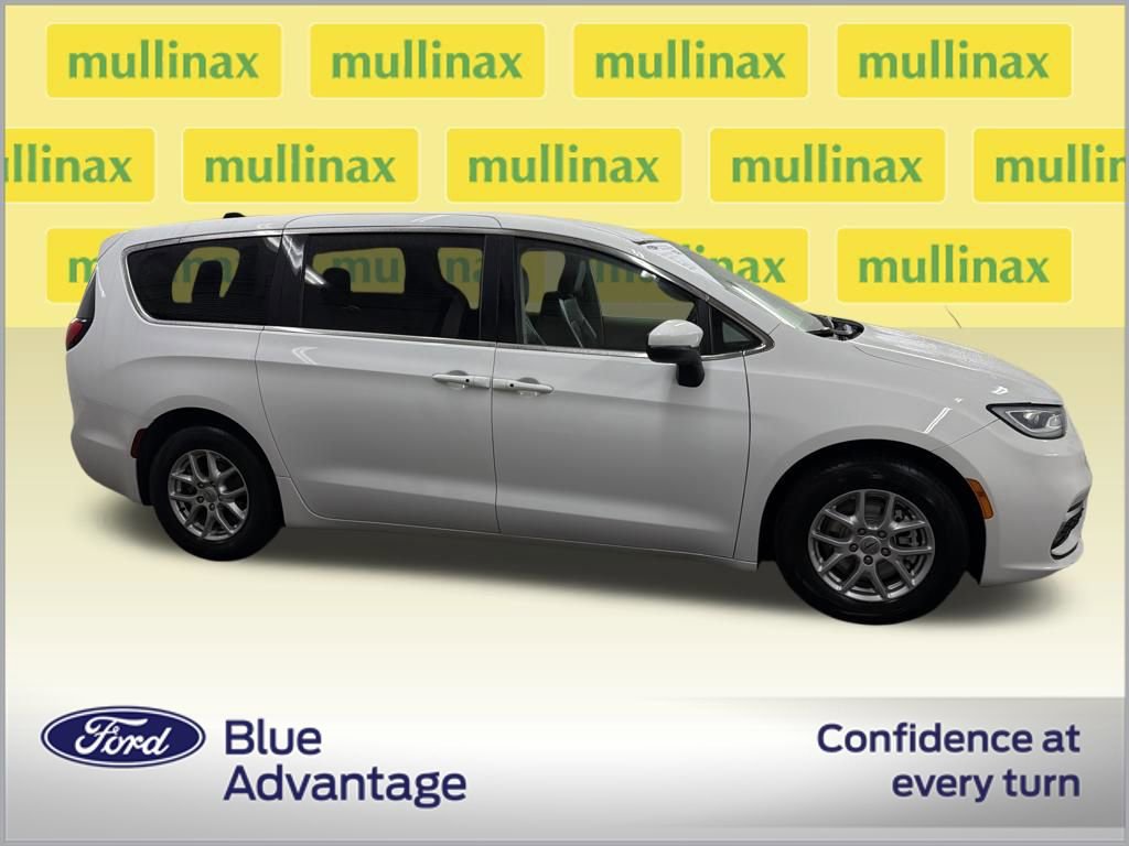Used 2023 Chrysler Pacifica Touring-L FWD video 2
