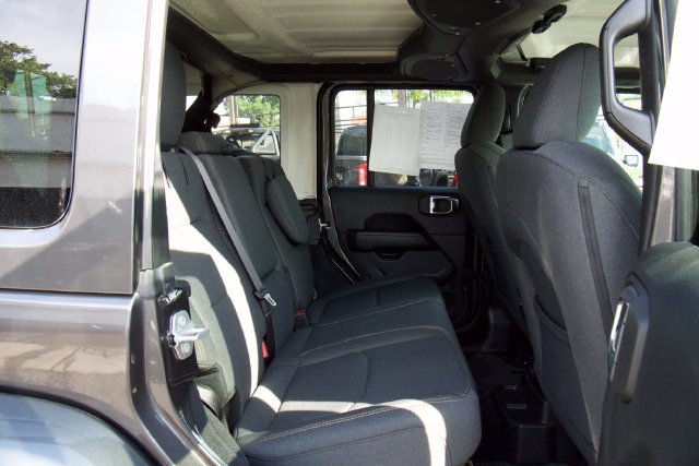 Used 2025 Jeep Wrangler Unlimited Sahara w/ Safety Group AWD/4WD image 26