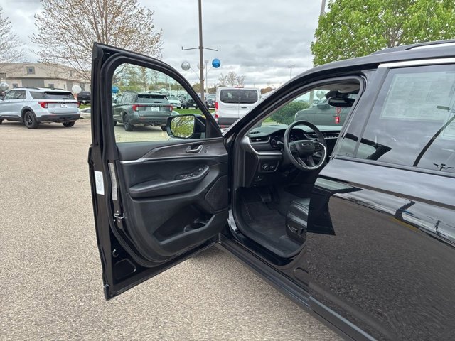Used 2023 Jeep Grand Cherokee Limited AWD/4WD image 9