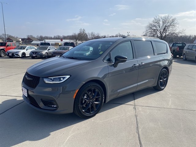 Used 2025 Chrysler Pacifica Limited FWD image 3