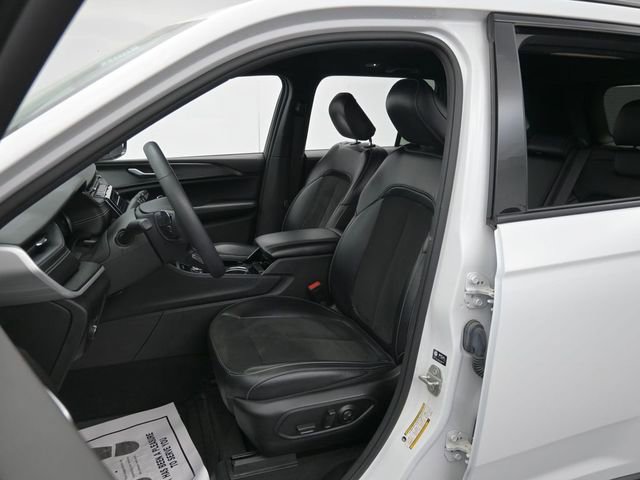 Used 2023 Jeep Grand Cherokee Altitude RWD image 11