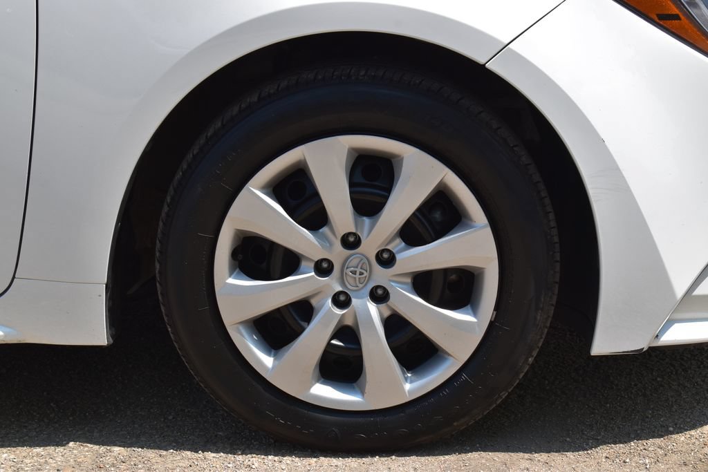Used 2025 Toyota Corolla LE FWD image 4