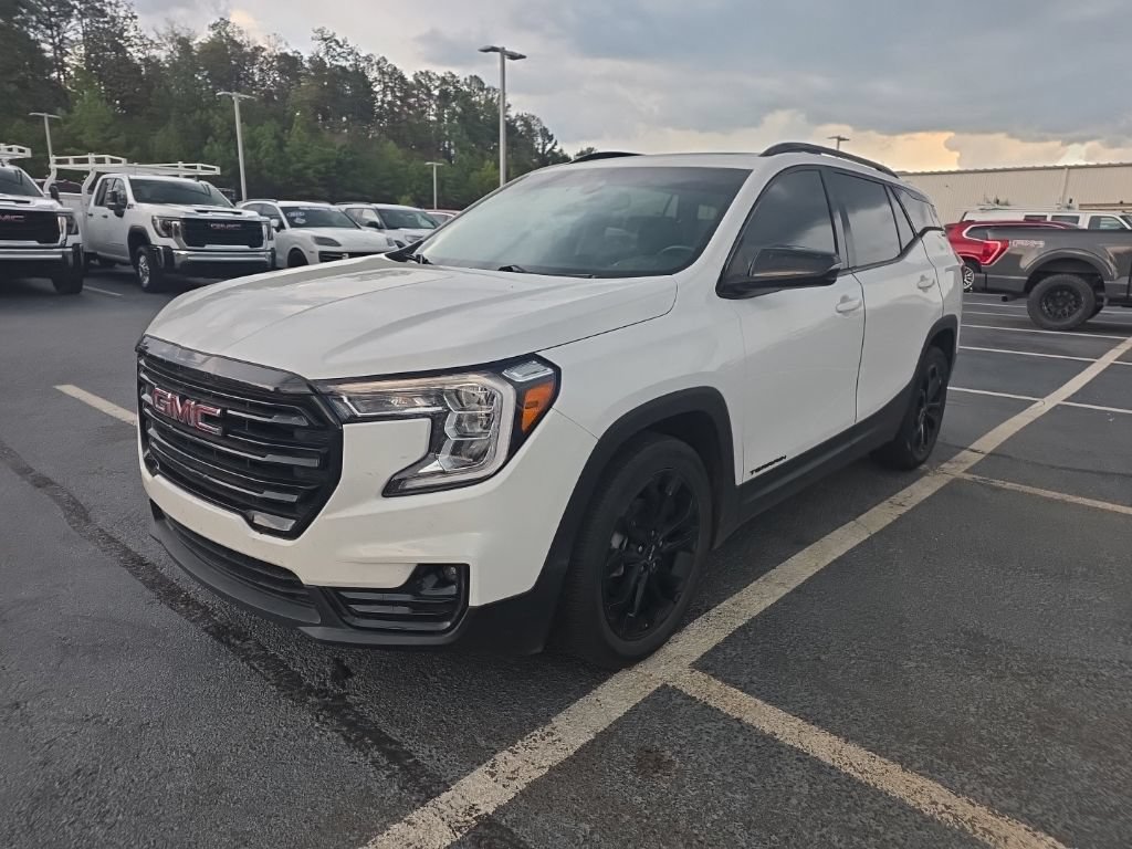 Used 2022 GMC Terrain SLT w/ Infotainment Package II FWD image 2