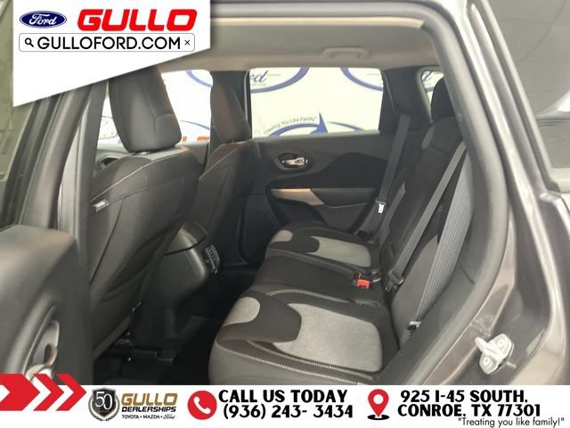Used 2018 Jeep Cherokee Latitude w/ Altitude Package FWD image 14