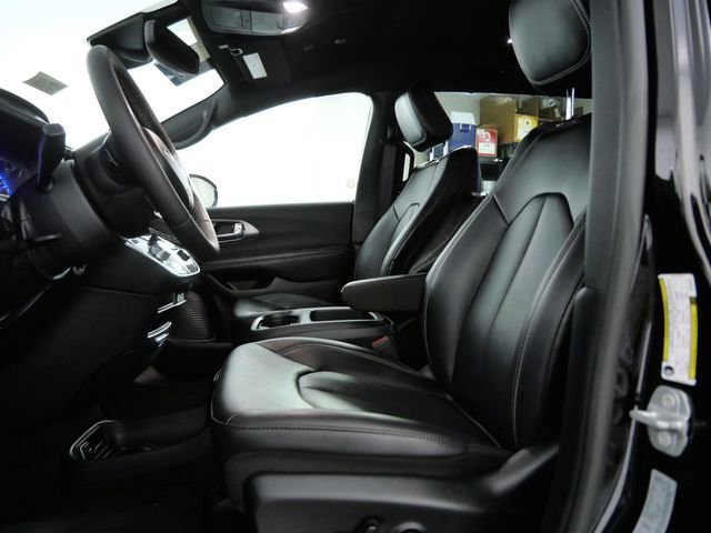 Used 2025 Chrysler Pacifica Select image 17
