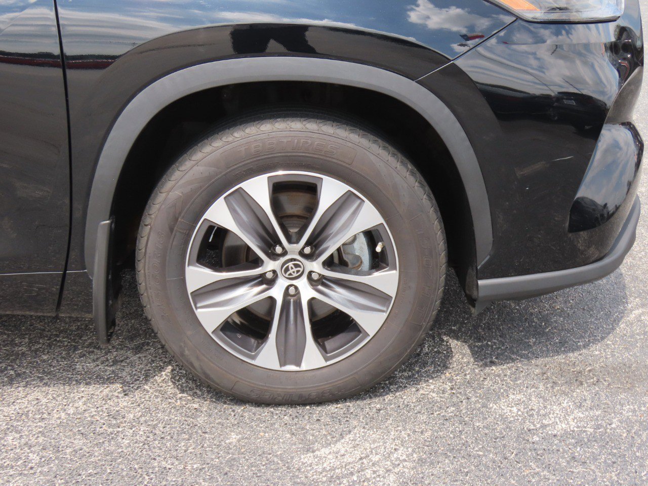 Used 2023 Toyota Highlander XLE FWD image 7
