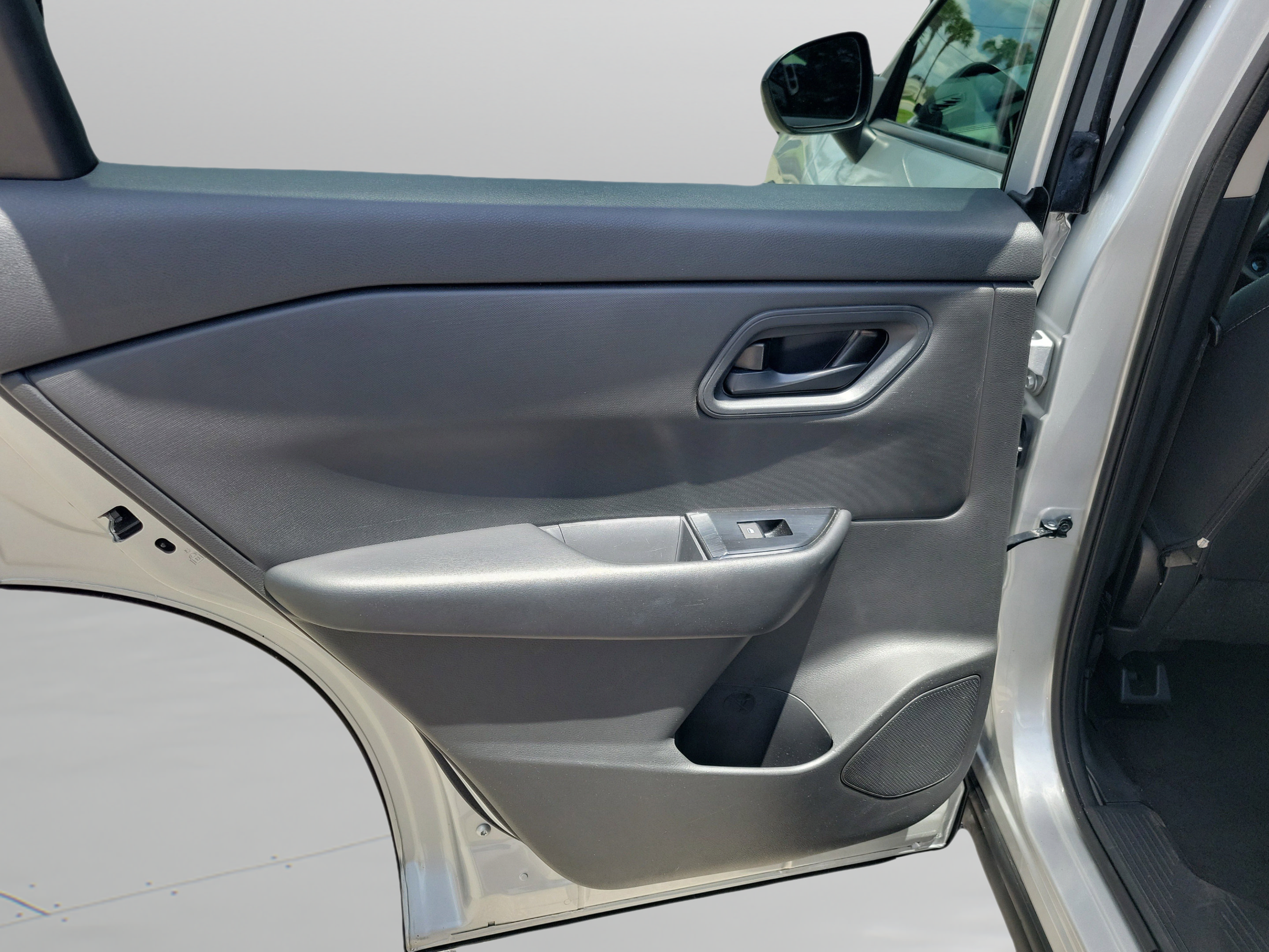 Used 2024 Nissan Rogue S AWD/4WD image 11