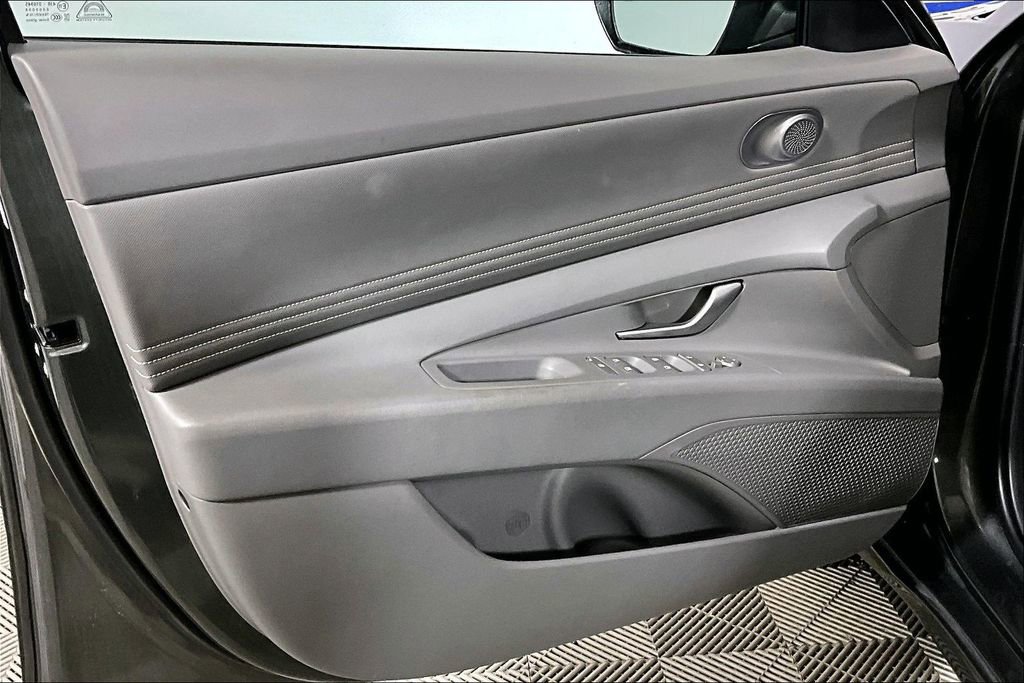 Used 2025 Hyundai Elantra SEL image 18