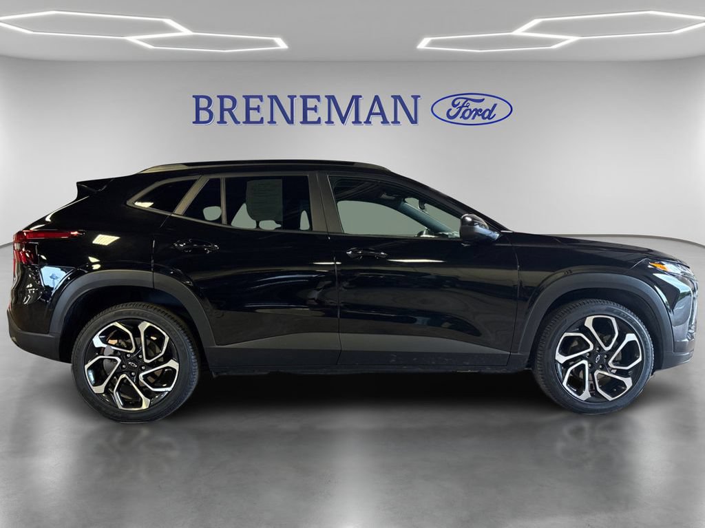 Used 2025 Chevrolet Trax RS w/ Sunroof Package FWD image 5
