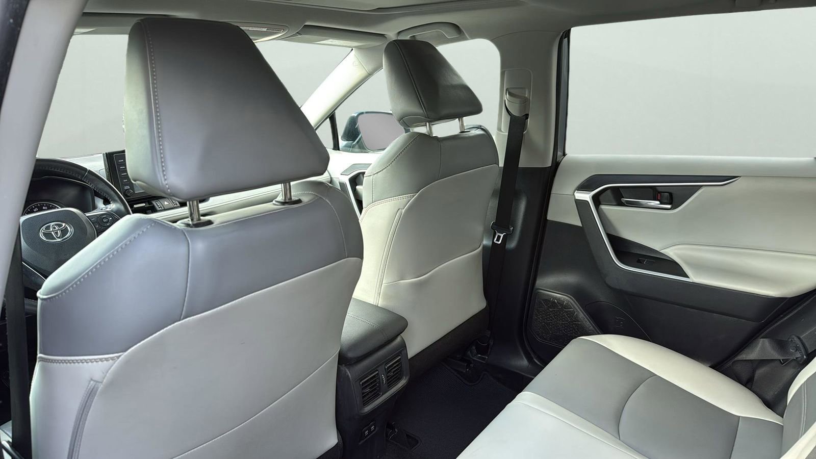 Used 2019 Toyota RAV4 XLE Premium image 28