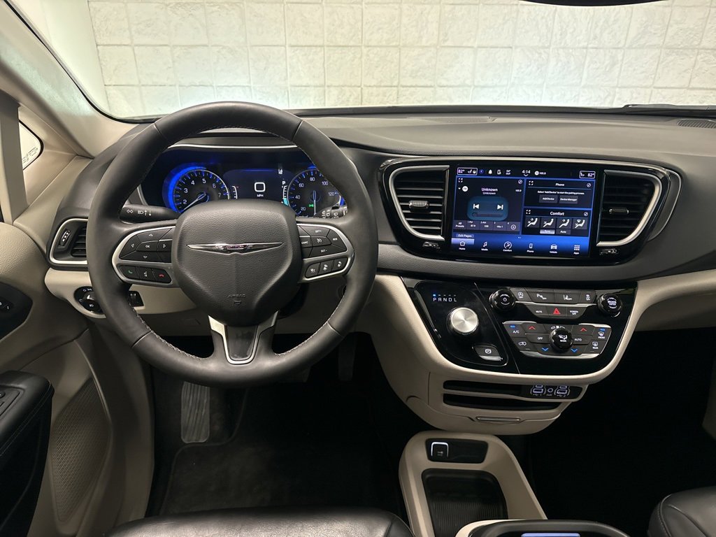 Used 2023 Chrysler Pacifica Touring-L image 5