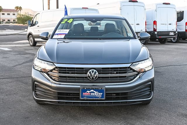 Used 2024 Volkswagen Jetta SE FWD image 2