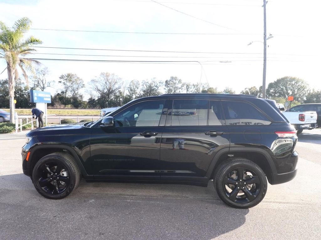 Used 2023 Jeep Grand Cherokee Limited w/ Black Appearance Package image 2