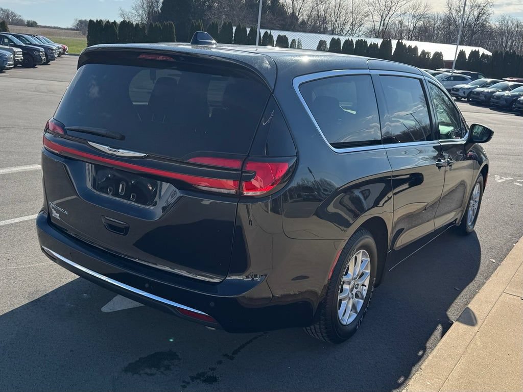Used 2023 Chrysler Pacifica Touring-L FWD image 11