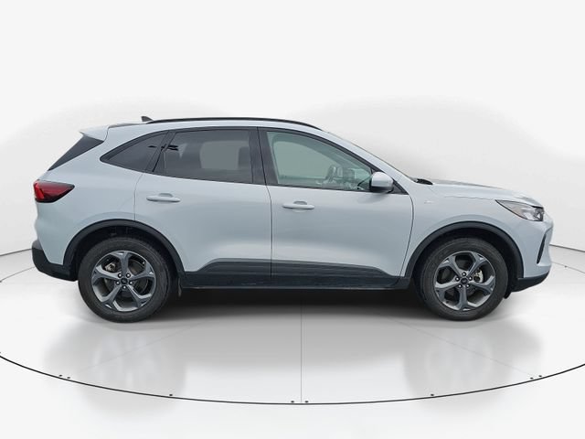 Certified 2025 Ford Escape ST-Line Select AWD/4WD image 2