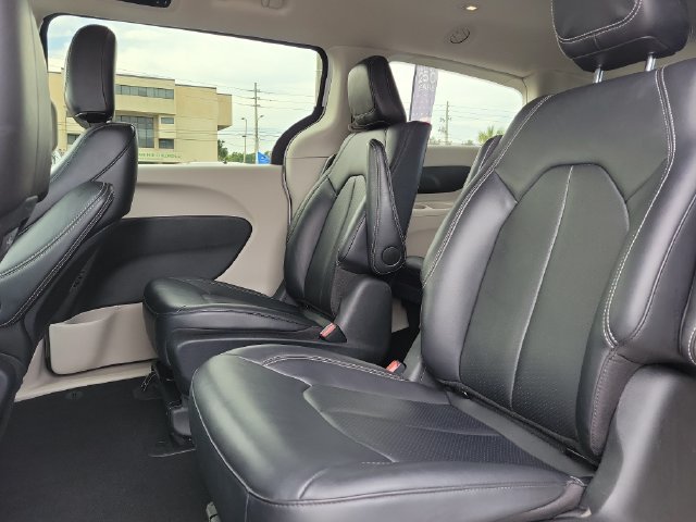 Used 2024 Chrysler Pacifica Limited FWD image 16