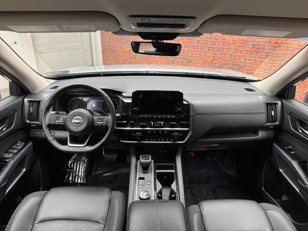 Used 2025 Nissan Pathfinder SL AWD/4WD image 13