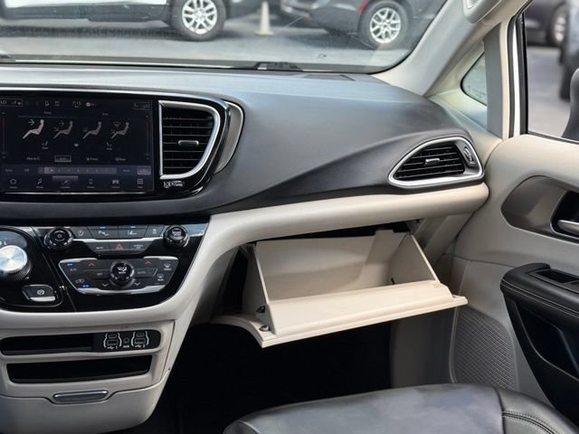 Used 2023 Chrysler Pacifica Touring-L FWD image 27
