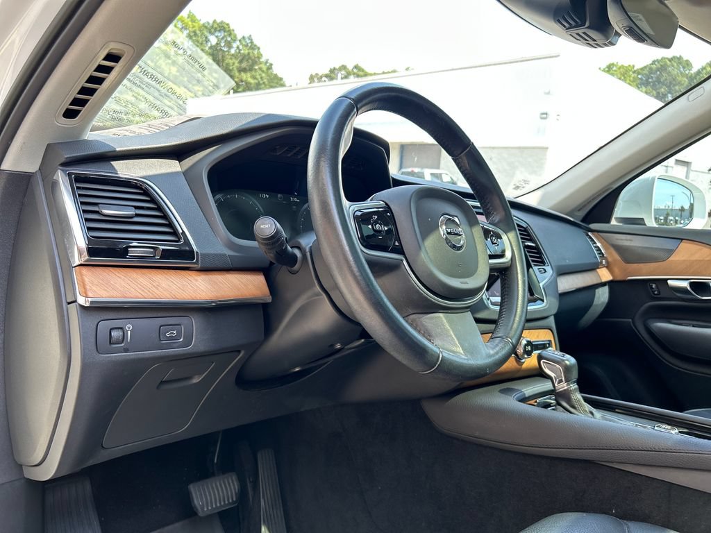 Used 2022 Volvo XC90 T6 Momentum AWD/4WD image 9