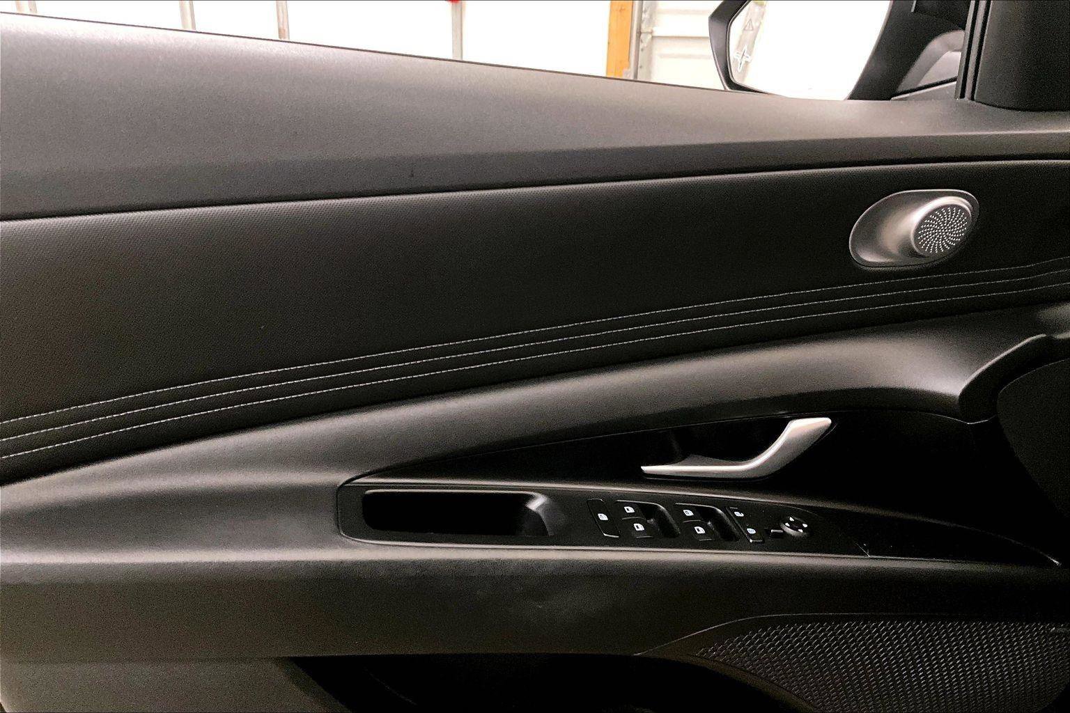 Used 2021 Hyundai Elantra SEL w/ Convenience + Premium Package image 22