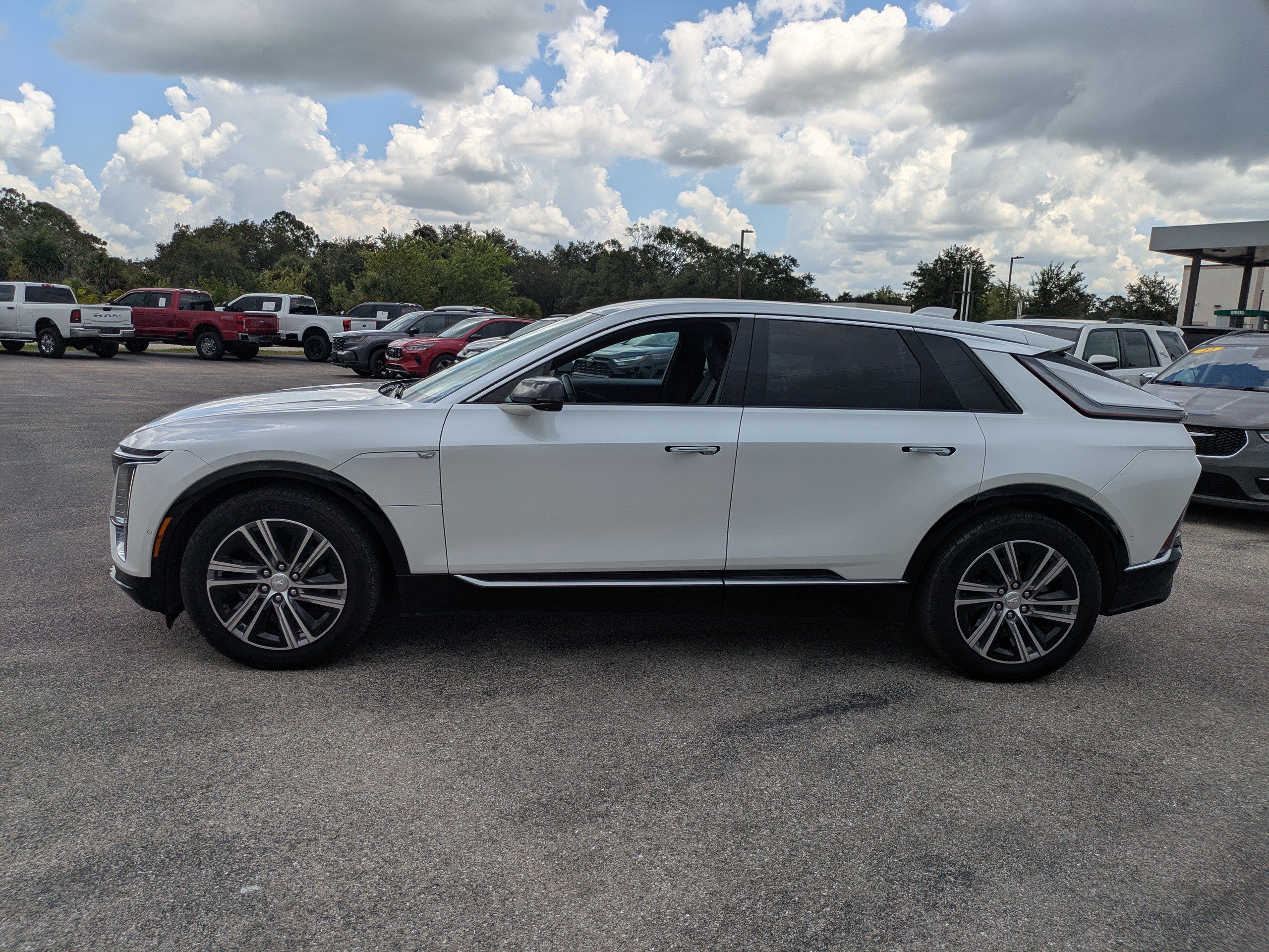 Used 2024 Cadillac Lyriq Luxury RWD image 7