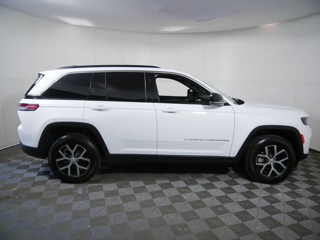 Used 2024 Jeep Grand Cherokee Limited w/ Trailer Tow Package AWD/4WD image 9
