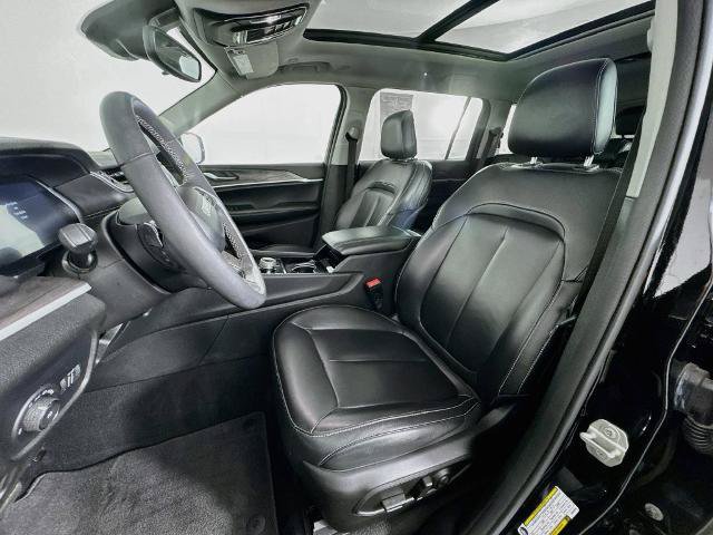 Used 2023 Jeep Grand Cherokee L Limited AWD/4WD image 11