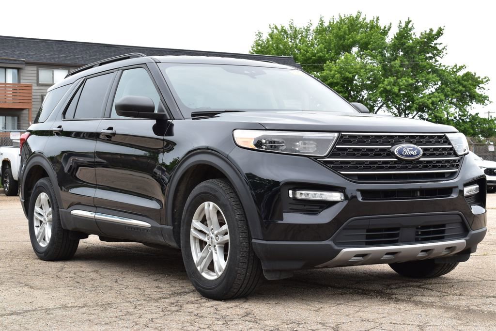 Certified 2023 Ford Explorer XLT w/ Equipment Group 202A AWD/4WD image 3