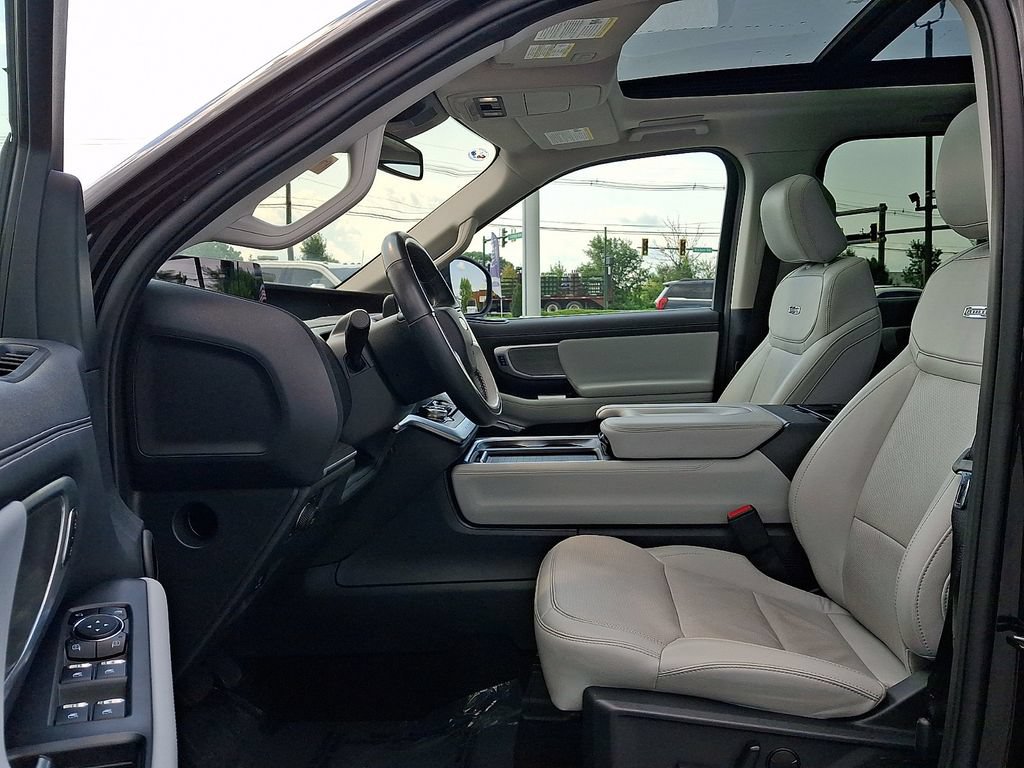 Certified 2025 Ford Expedition Platinum w/ Driver's Package AWD/4WD image 16