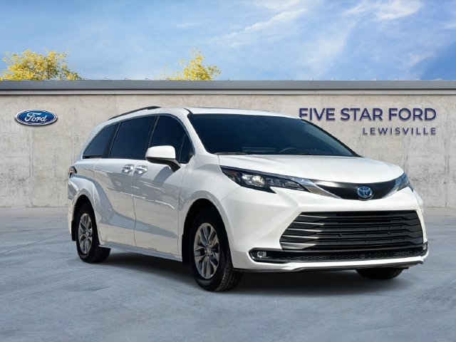 Used 2025 Toyota Sienna XLE AWD/4WD image 1