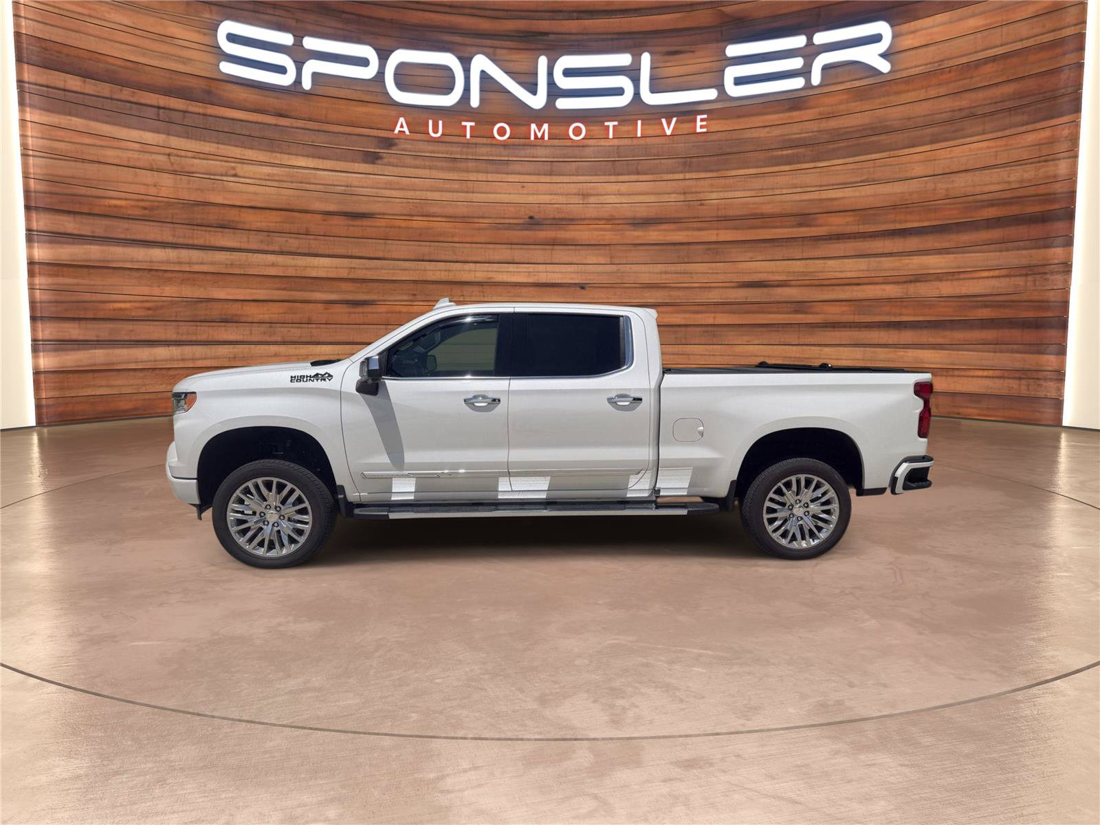 Used 2025 Chevrolet Silverado 1500 High Country w/ High Country Premium Package AWD/4WD image 3