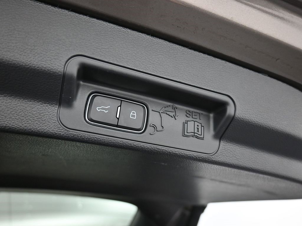 Certified 2021 Ford Explorer XLT w/ Equipment Group 202A image 7