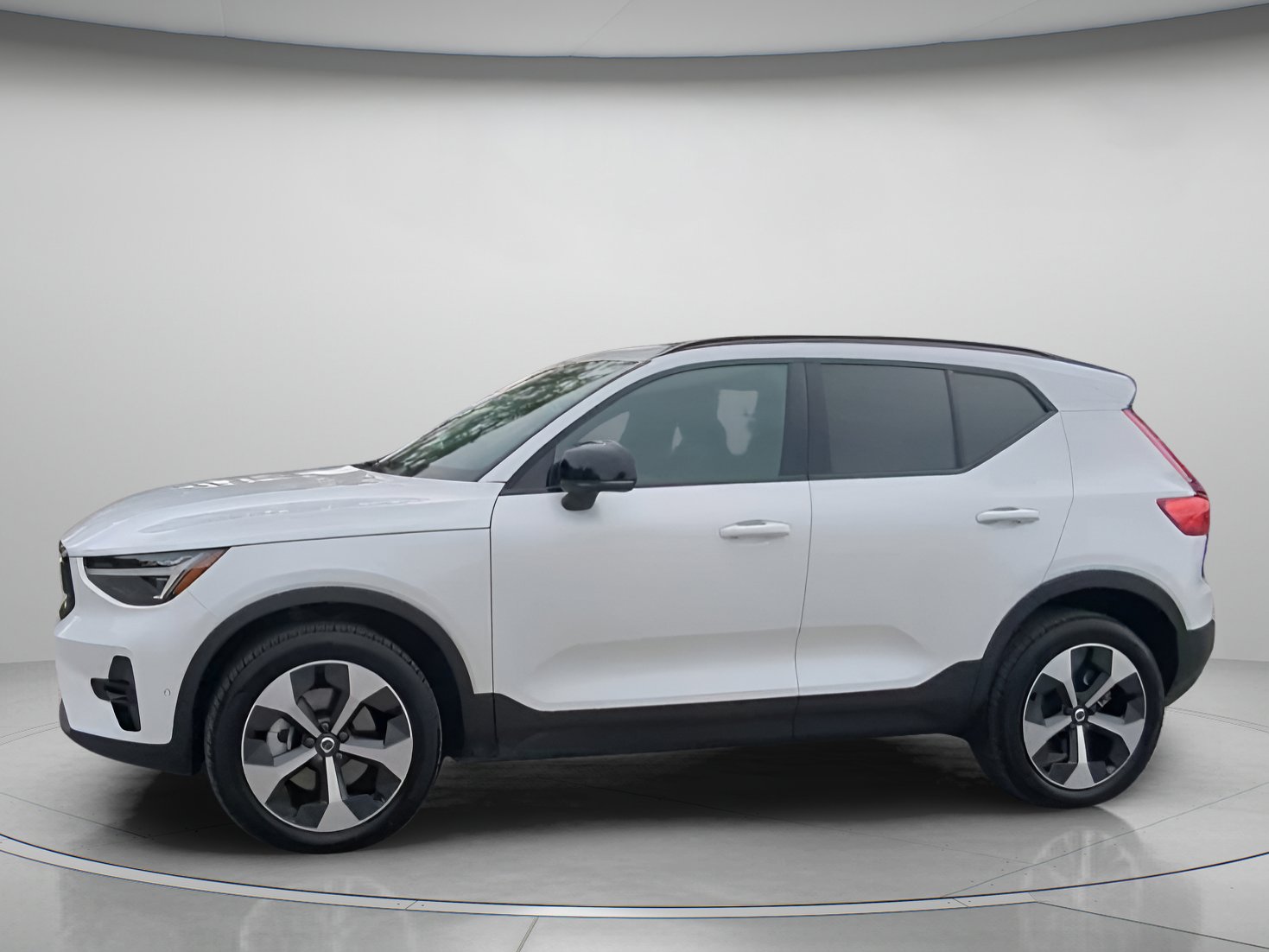 Used 2026 Volvo XC40 B5 Plus AWD/4WD image 15