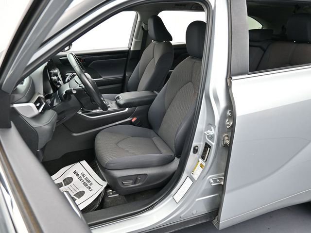 Used 2024 Toyota Highlander LE image 11