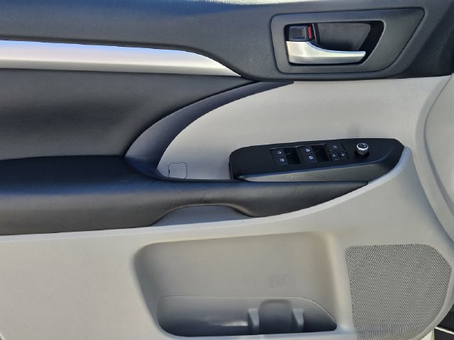 Used 2019 Toyota Highlander XLE AWD/4WD image 10