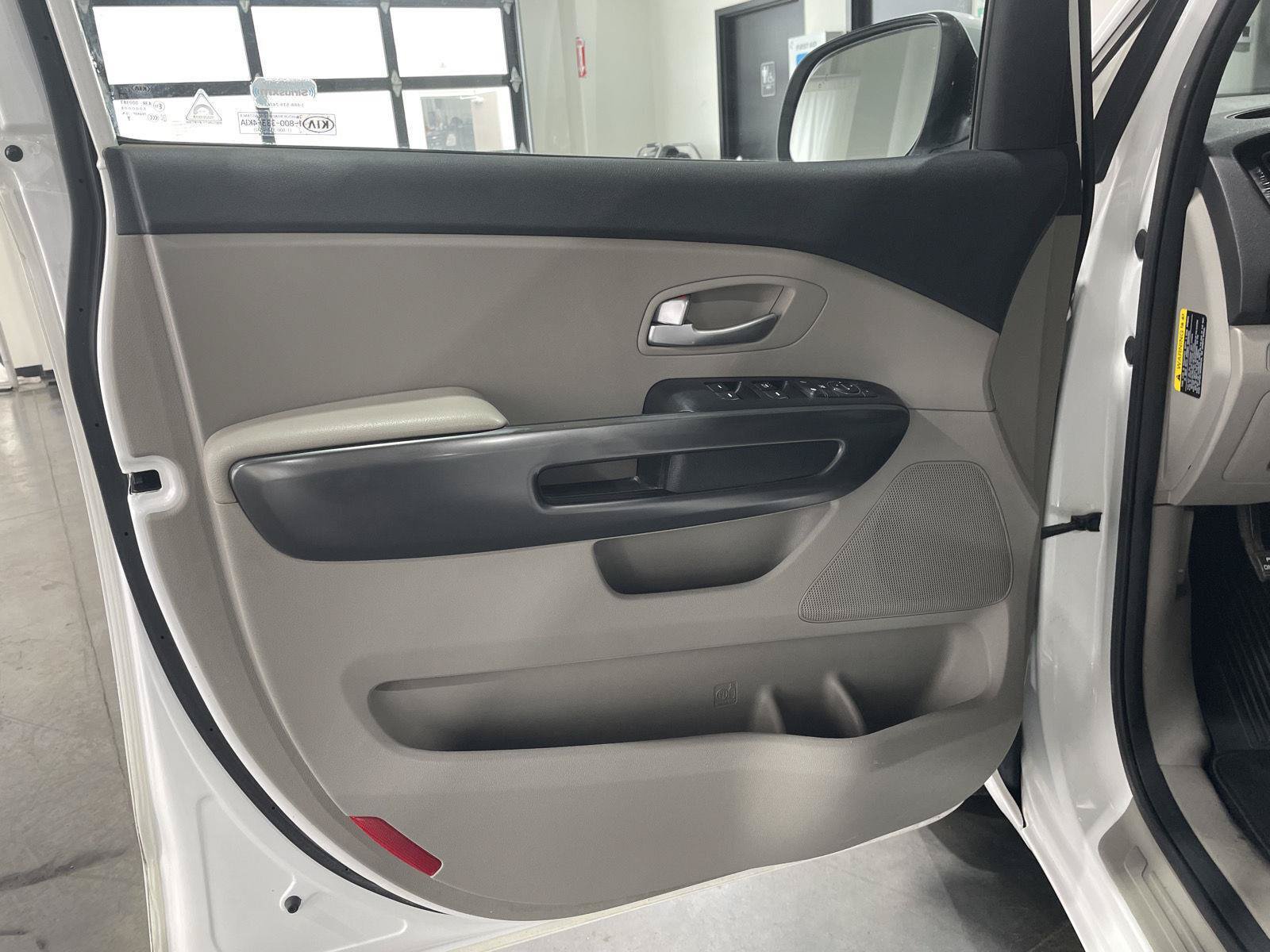 Used 2019 Kia Sedona EX FWD image 17