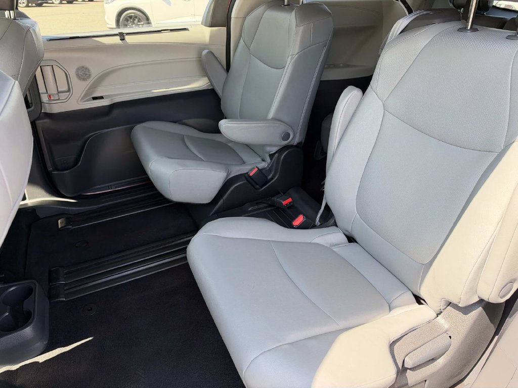 Used 2023 Toyota Sienna XLE FWD image 19