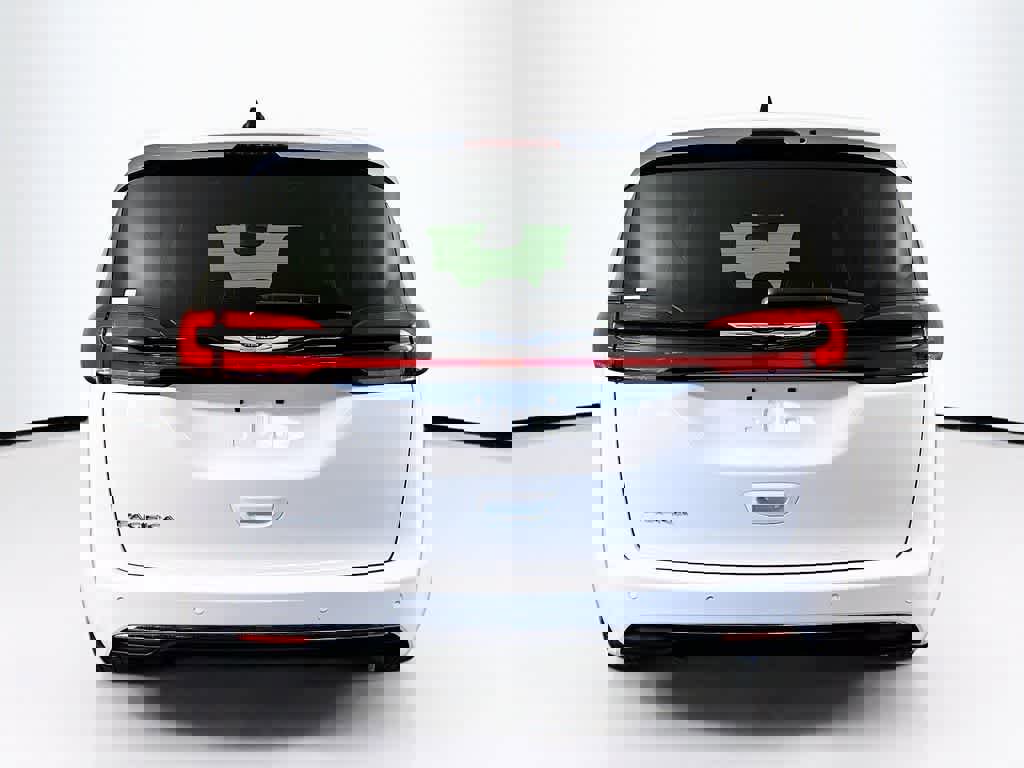 Used 2024 Chrysler Pacifica Touring-L image 4