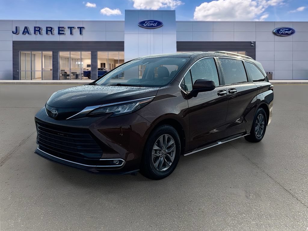 Used 2022 Toyota Sienna XLE w/ XLE Plus Package FWD image 3
