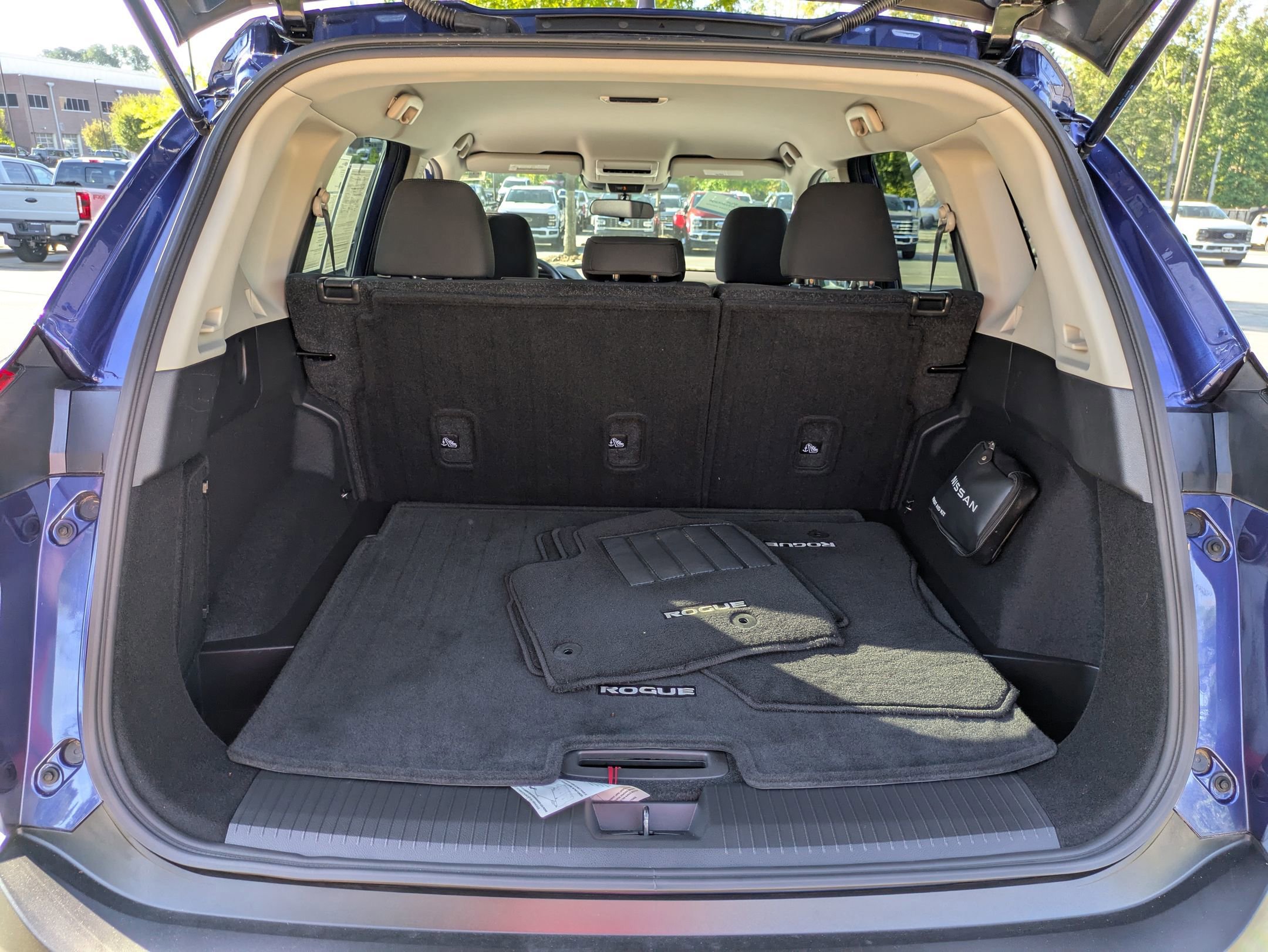 Used 2023 Nissan Rogue S image 32